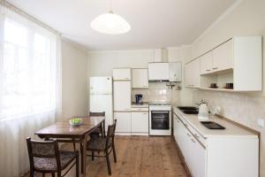 Kuchyň nebo kuchyňský kout v ubytování Mary's Apartment + 21 fotografií