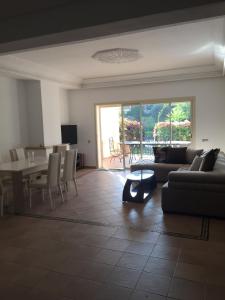 een woonkamer met een bank en een tafel bij Résidence Naama in Agadir