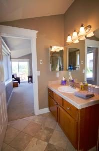 La salle de bains est pourvue d'un lavabo et d'un miroir. dans l'établissement Comfort and Grace Perched on Queen Anne Hill, à Seattle
