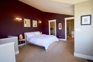 A bed or beds in a room at Comfort and Grace Perched on Queen Anne Hill