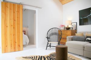 a living room with a couch and a chair at Senhora do Cabo Meco Homy Holidays in Sesimbra