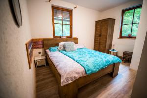 een slaapkamer met een bed en 2 ramen bij Guest House Frata in Dvor