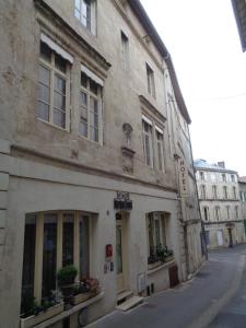 un vieux bâtiment sur le côté d'une rue dans l'établissement Hotel de Montaulbain, à Verdun-sur-Meuse