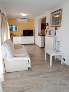 sala de estar con sofá blanco y mesa en Casa Romantica, en Bardolino