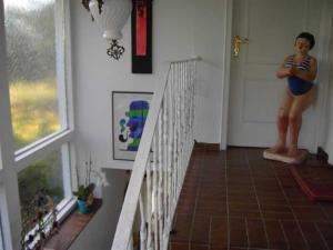 Eine Frau steht auf der Treppe eines Hauses in der Unterkunft Graf Luckner Hüs in Scharbeutz