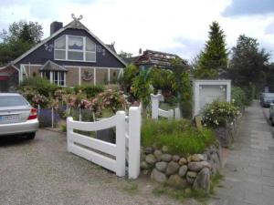 ein weißer Zaun vor einem Haus in der Unterkunft Graf Luckner Hüs in Scharbeutz