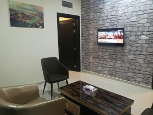 En tv och/eller ett underhållningssystem på Tanuf Residency Hotel