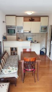 Majoituspaikan Apartmani Famelja Jovanovic keittiö tai keittotila