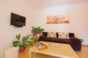 uma sala de estar com um sofá e uma mesa de centro em Apartment Srdanovic em Budva