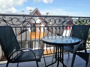 Balkón alebo terasa v ubytovaní Apartament Hawrań Murzasichle Apartamenty Murzasichle PL