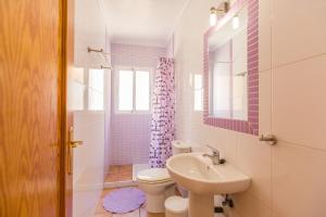 プレヤス・デ・オリフエラにあるVilla Cabo Roigのバスルーム(洗面台、トイレ、鏡付)