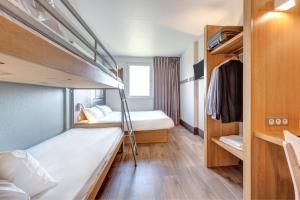 Двухъярусная кровать или двухъярусные кровати в номере B&B HOTEL Goussainville CDG