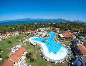 eine Luftansicht auf einen großen Pool in einem Resort in der Unterkunft Gasparina Village in Castelnuovo del Garda