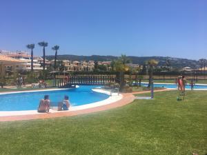 un grupo de personas sentadas en una piscina en Atlanterra Playa, en Zahara de los Atunes