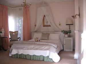 Postelja oz. postelje v sobi nastanitve Villa Victoria executive Guest House