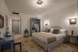 A bed or beds in a room at Romantic Relais Sorrento