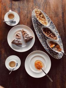 切萊利古雷的住宿－Agriturismo Gocce di Luna，餐桌,盘子上放着食物和咖啡