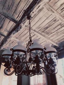lampadario pendente appeso a un soffitto in una stanza di Agriturismo Gocce di Luna a Celle Ligure