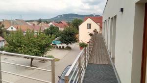 Nespecifikovaný výhled na hory nebo výhled na hory při pohledu z penzionu