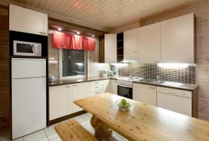 Een keuken of kitchenette bij Himosport Apartments