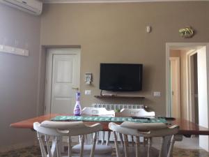 TV a/nebo společenská místnost v ubytování Villa L'Ottagono con cucina parcheggio privato telecamerizzato e wifi
