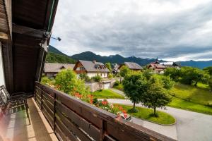 einen Balkon mit Blick auf ein Haus in der Unterkunft Bed & Breakfast Hisa Resje in Bohinj