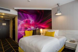 Postel nebo postele na pokoji v ubytování Science Hotel
