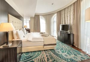 TV a/nebo společenská místnost v ubytování Crowne Plaza - Borjomi by IHG