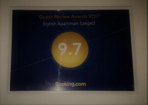 Certifikát, ocenenie alebo iný dokument vystavený v ubytovaní Stylish Apartman Szeged