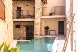 Bazén v ubytovaní Townhouse Can Butxaca By homevillas360 alebo v jeho blízkosti