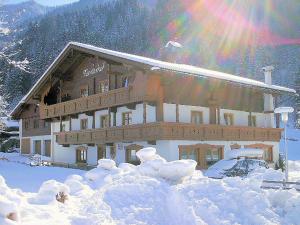 budynek w śniegu z tęczą w obiekcie Nieslerhof w Mayrhofen
