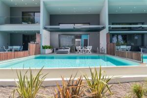 Бассейн в Lagomandra Beach Hotel или поблизости