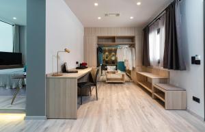 Кровать или кровати в номере Lagomandra Beach Hotel