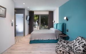 Кровать или кровати в номере Lagomandra Beach Hotel