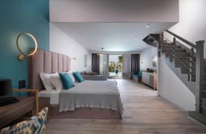 Кровать или кровати в номере Lagomandra Beach Hotel
