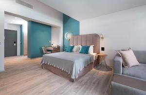 Кровать или кровати в номере Lagomandra Beach Hotel