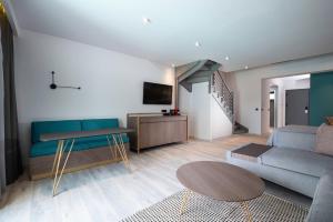 Телевизор и/или развлекательный центр в Lagomandra Beach Hotel