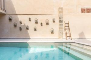 Bazén v ubytovaní Townhouse Can Butxaca By homevillas360 alebo v jeho blízkosti