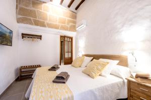 Posteľ alebo postele v izbe v ubytovaní Townhouse Can Butxaca By homevillas360