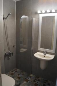 La salle de bains est pourvue d'une douche et d'un lavabo. dans l'établissement Marina Sahil Hotel, à Çeşme