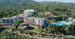 vista aerea di un hotel e di un resort di TH Capoliveri - Grand Hotel Elba International a Capoliveri