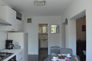 A kitchen or kitchenette at Apartman Talija