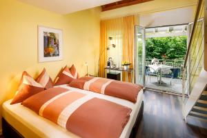 Un pat sau paturi într-o cameră la Beinwil Swiss Quality Seehotel