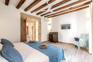 Posteľ alebo postele v izbe v ubytovaní Townhouse Can Butxaca By homevillas360
