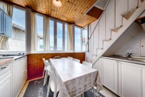 Ett kök eller pentry på Mira Sea Front Guesthouse