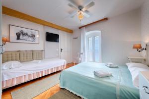 Säng eller sängar i ett rum på Mira Sea Front Guesthouse