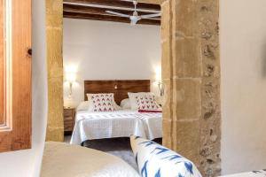 Posteľ alebo postele v izbe v ubytovaní Townhouse Can Butxaca By homevillas360
