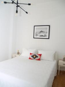 Postel nebo postele na pokoji v ubytování A Refreshed & Rich in Details Apartment in Piraeus (Passalimani - Marina Zeas)