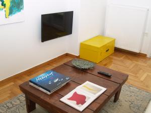 TV a/nebo společenská místnost v ubytování A Refreshed & Rich in Details Apartment in Piraeus (Passalimani - Marina Zeas)
