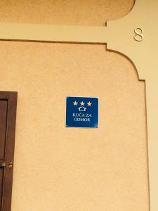 un panneau bleu sur le côté d'un bâtiment dans l'établissement Kuća za odmor Mirna, à Cepidlak